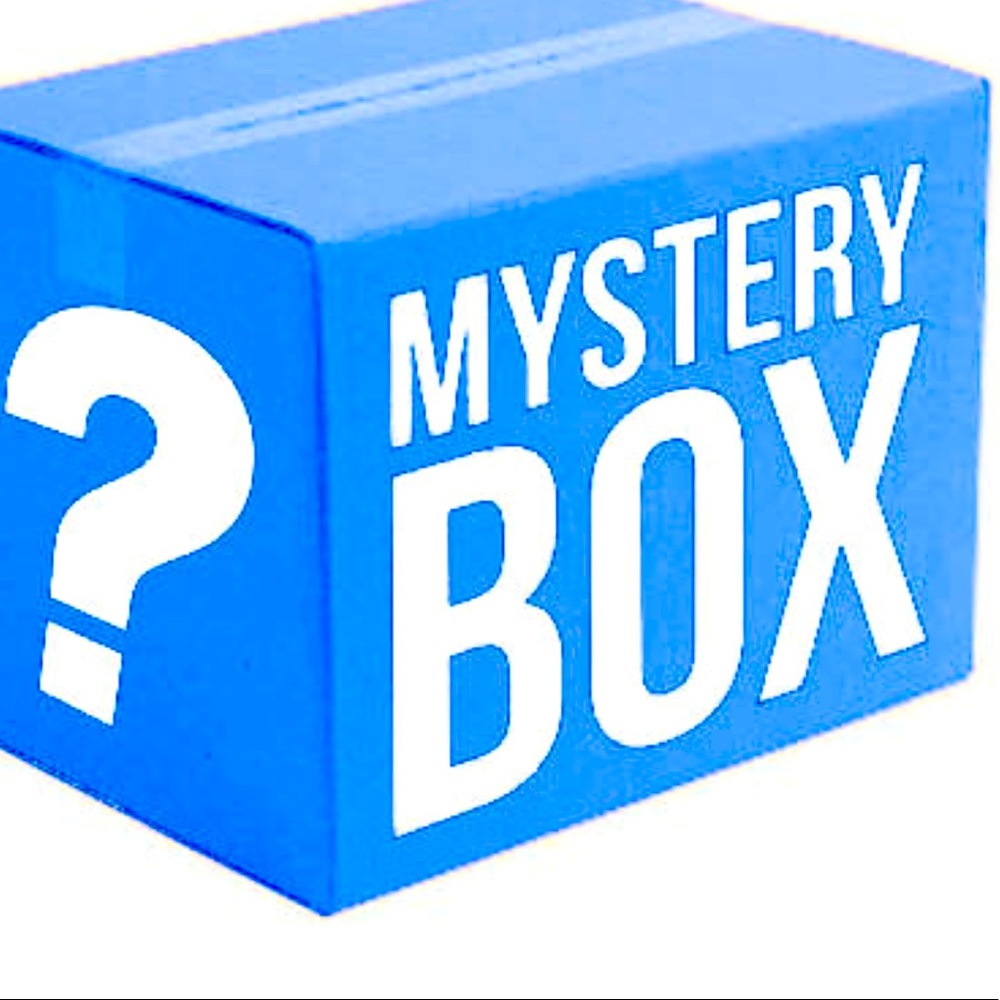 HOLIDAY SPECIAL🎄 - BOY MYSTERY BOX SIZE 5T-8T🏈🏀⚽️🐠🦖👦🏻💙🚒⛺️✈️🚜🧸